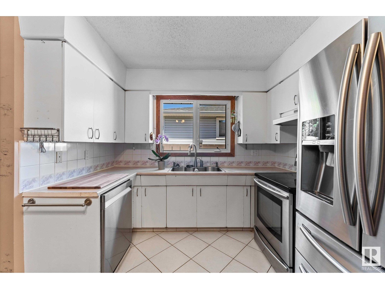 Photo 13 of 2137 85 St Nw, Edmonton AB