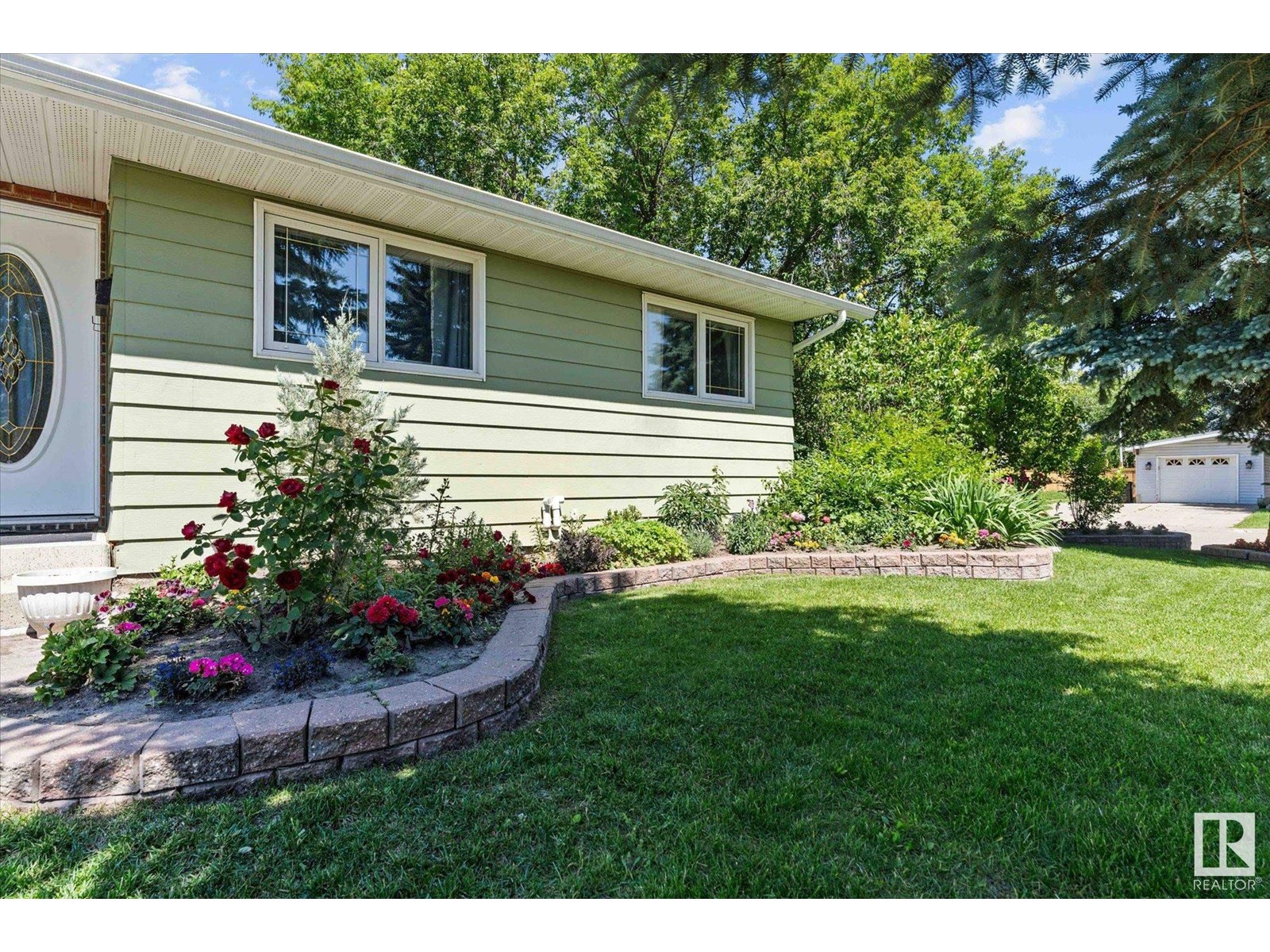 Photo 36 of 2137 85 St Nw, Edmonton AB
