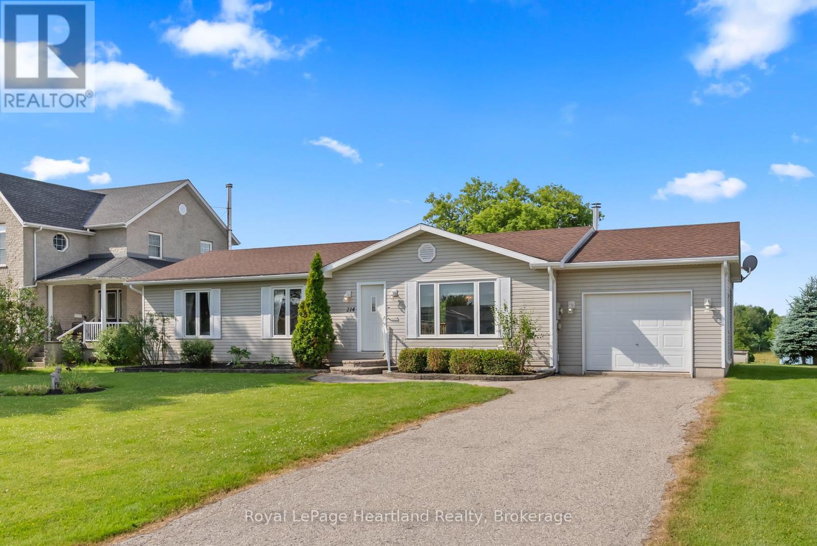 Photo 33 of 214 Margaret Street S, Minto ON