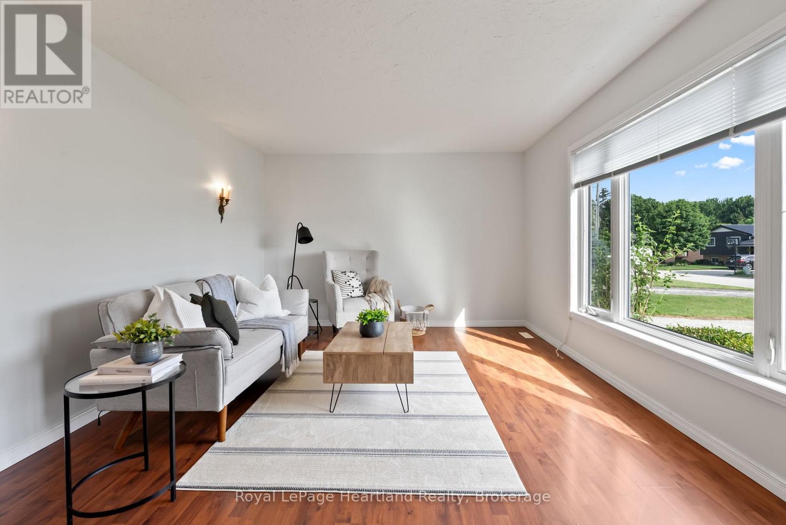 Photo 4 of 214 Margaret Street S, Minto ON