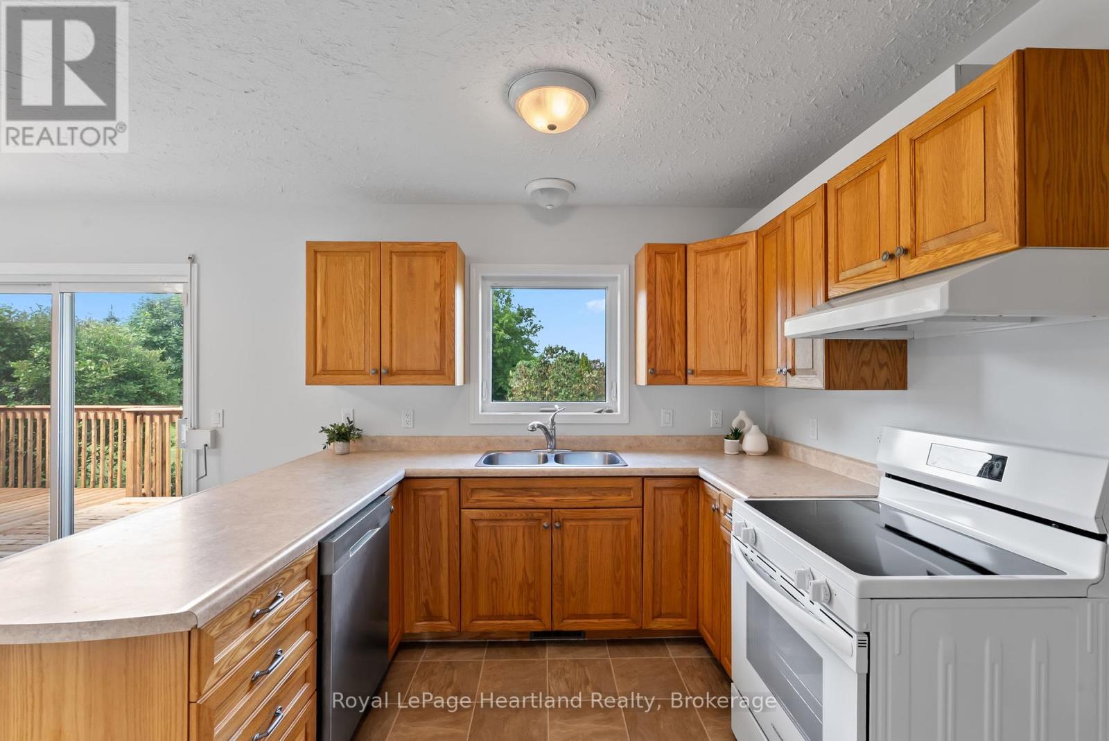 Photo 19 of 214 Margaret Street S, Minto ON