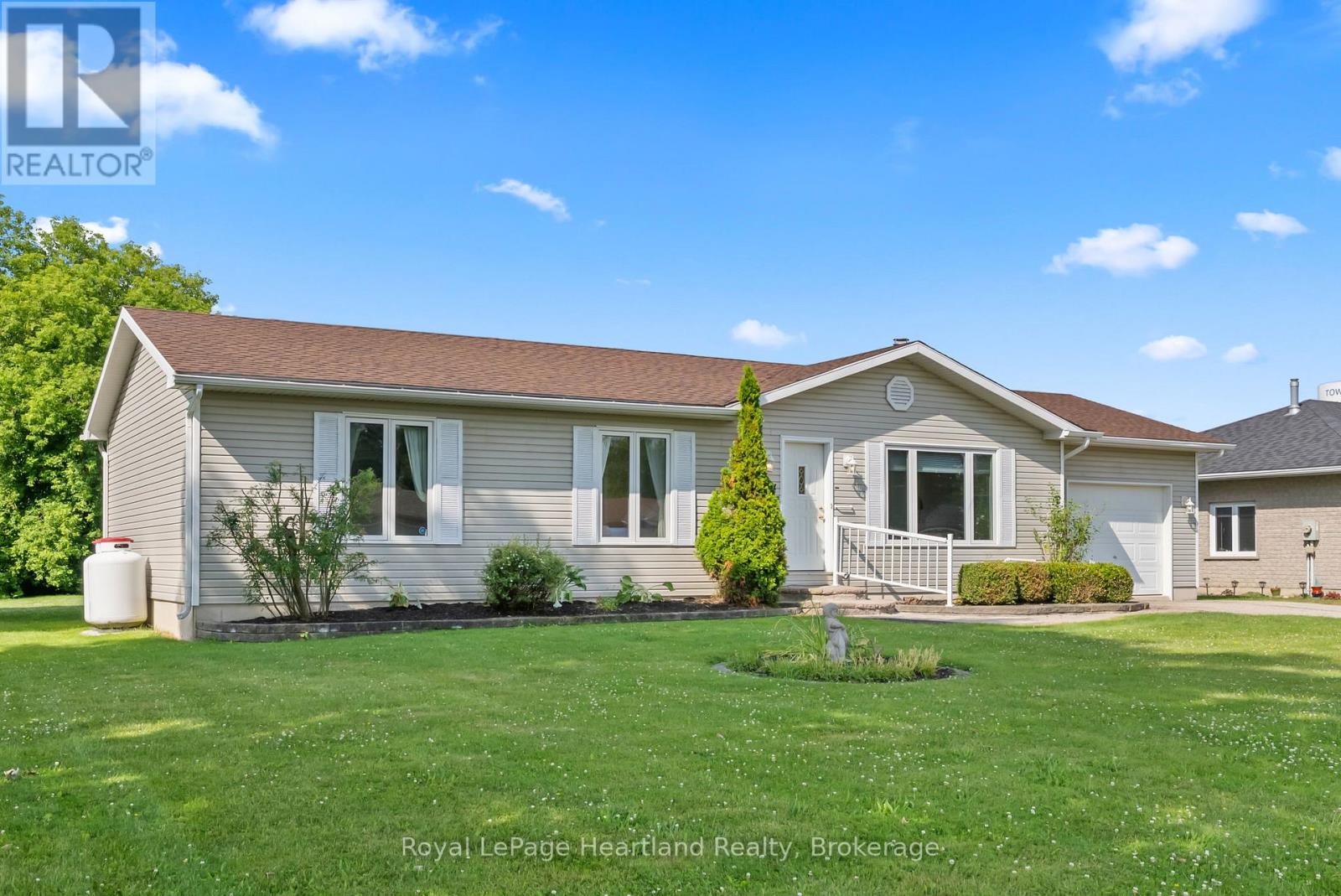 Photo 13 of 214 Margaret Street S, Minto ON