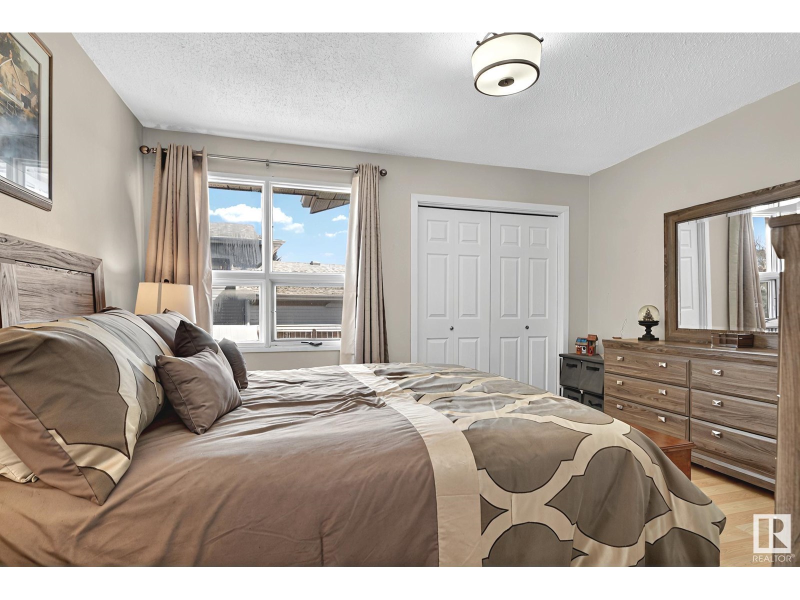 Photo 2 of 17419 96 St Nw Nw, Edmonton AB