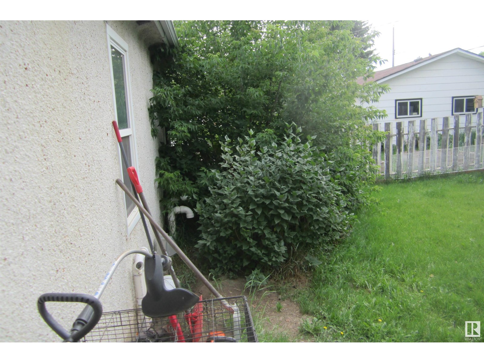 Photo 2 of 4423 47th Av, Leduc AB