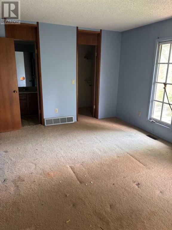 Single Family House 5 Level for Sale in  Deermoss Crescent SE Deer Run Calgary 