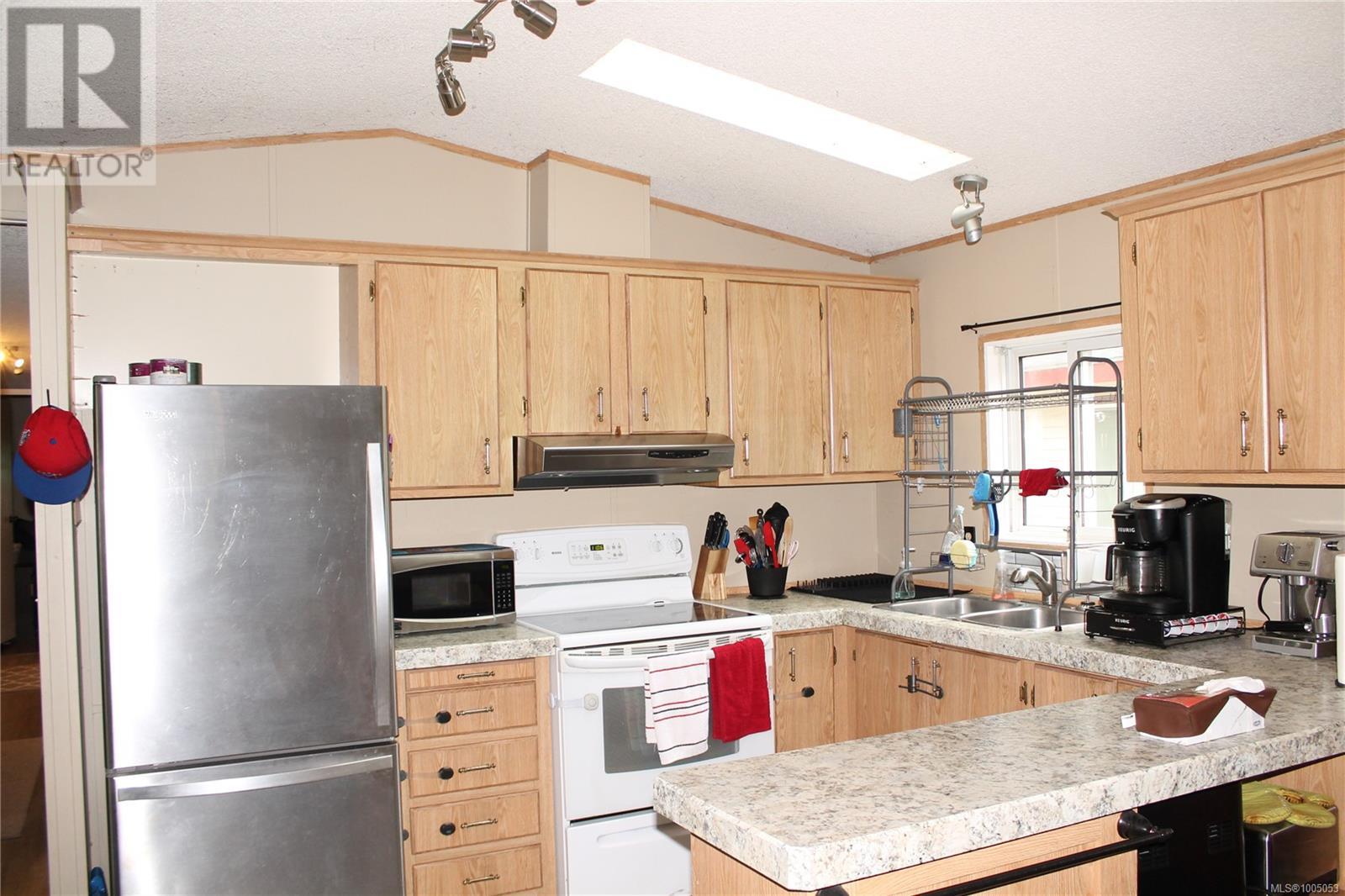 Photo 4 of 14 1310 Spruston Rd, Nanaimo BC
