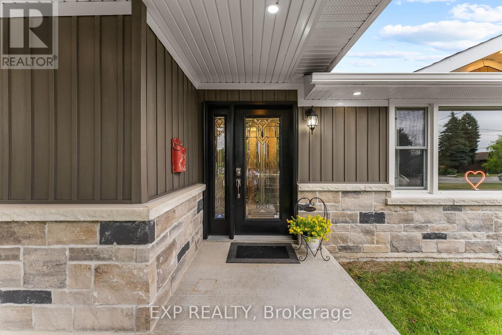 Photo 4 of 111 A Church Street, Georgina ON