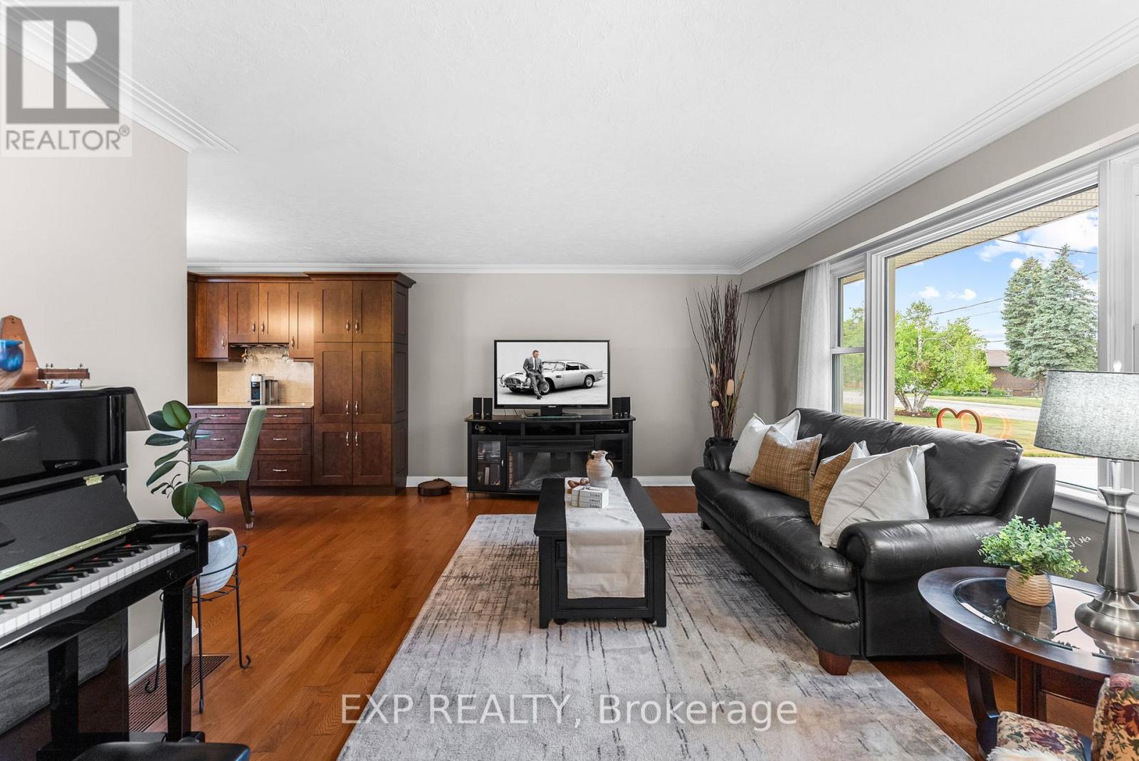 Photo 6 of 111 A Church Street, Georgina ON