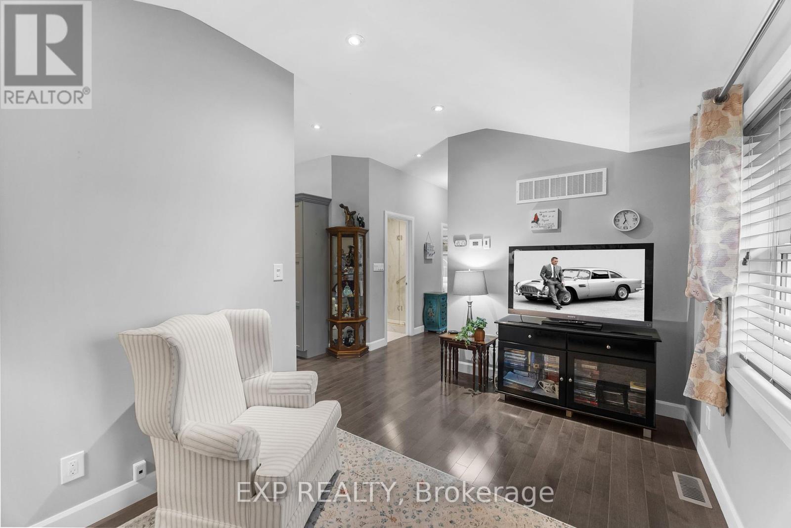 Photo 32 of 111 Church Street, Georgina ON