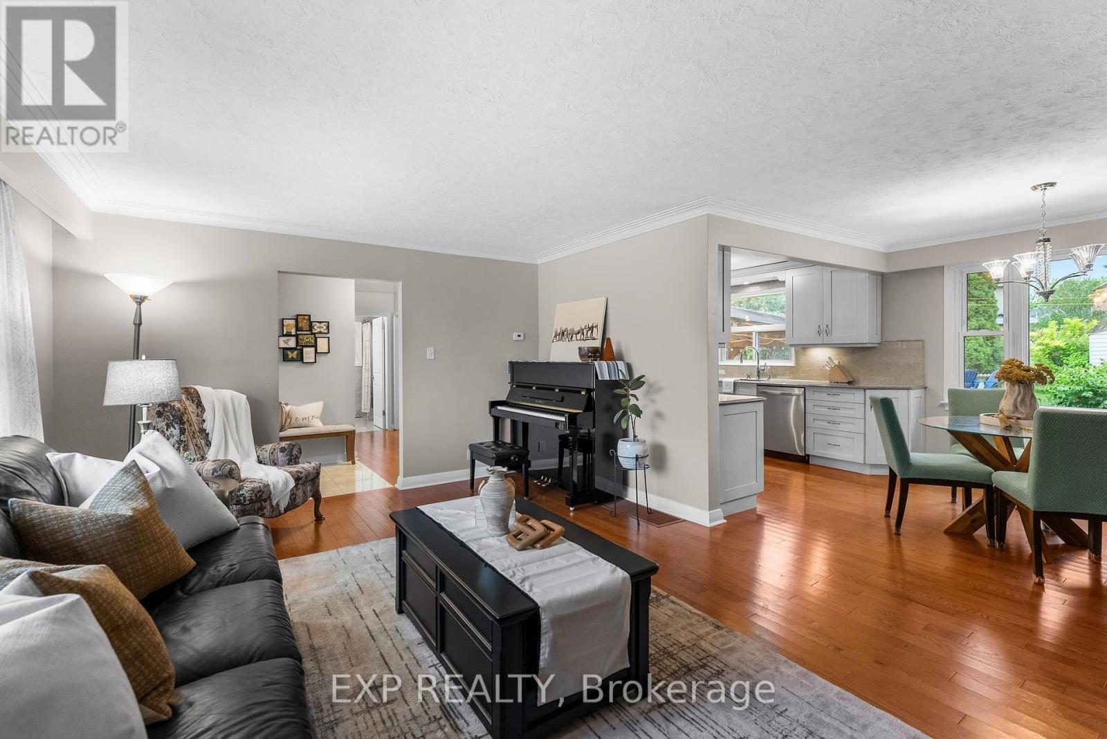 Photo 8 of 111 Church Street, Georgina ON