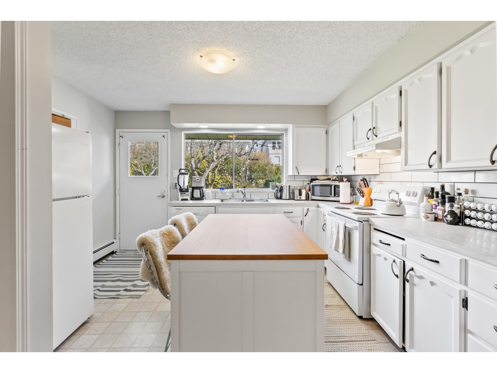 Photo 9 of 15365 Pacific Avenue, White Rock BC