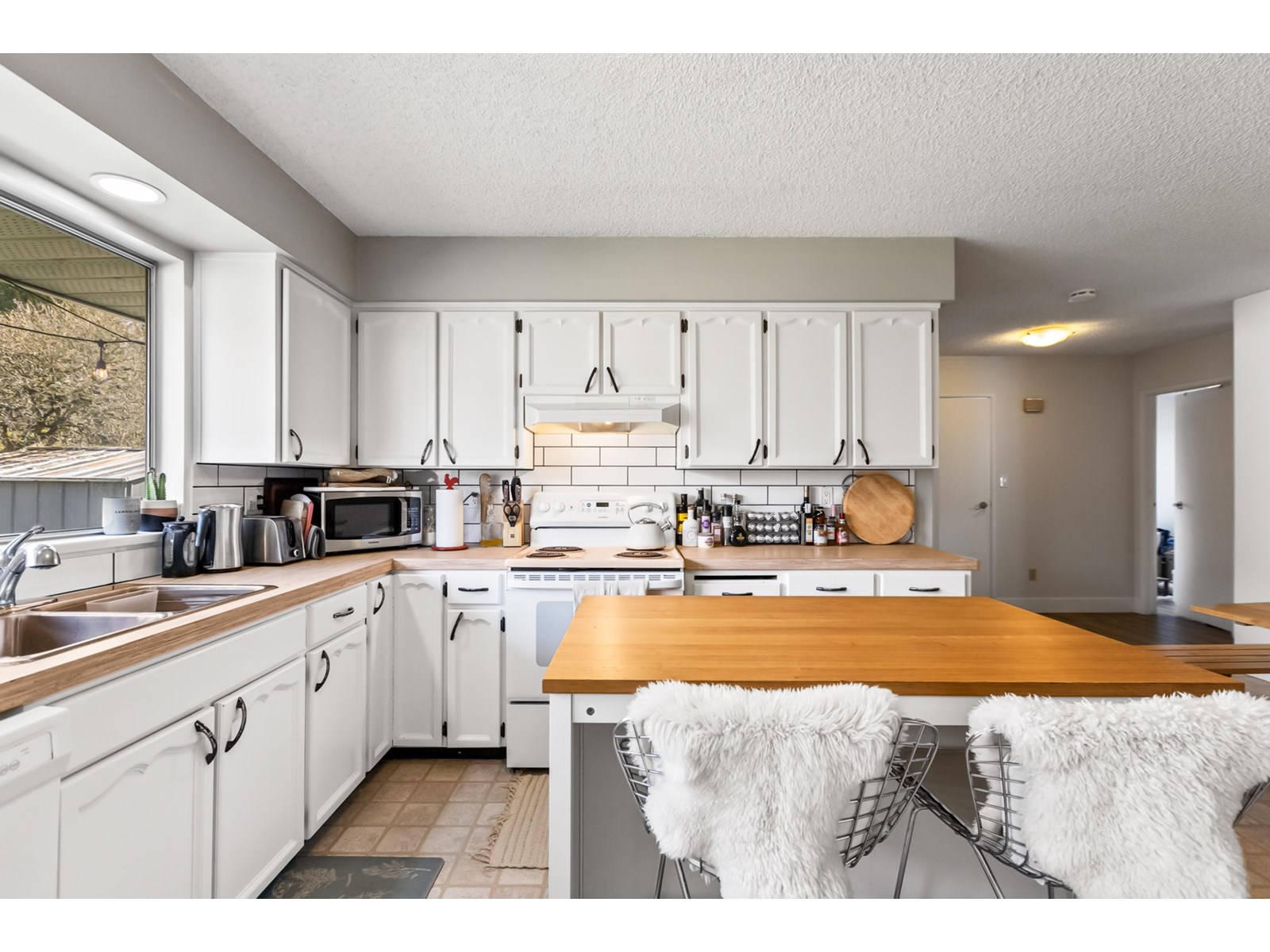 Photo 11 of 15365 Pacific Avenue, White Rock BC