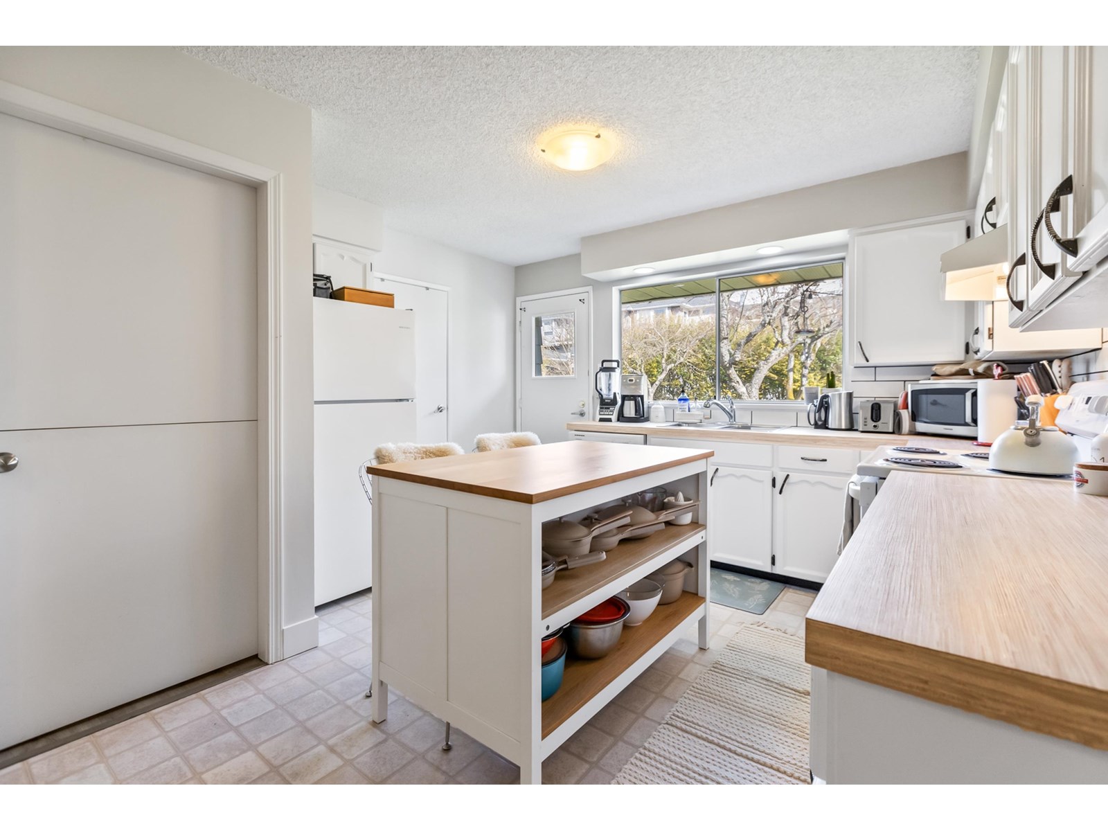 Photo 10 of 15365 Pacific Avenue, White Rock BC