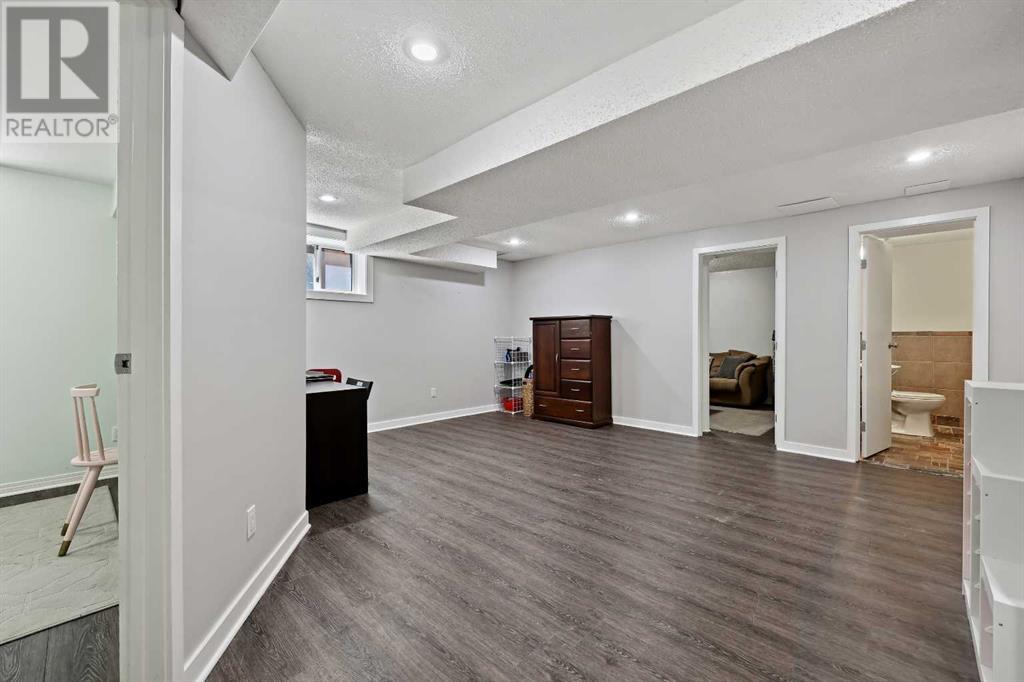 Single Family House for Sale in  Scenic Hill Close NW Scenic Acres Calgary 