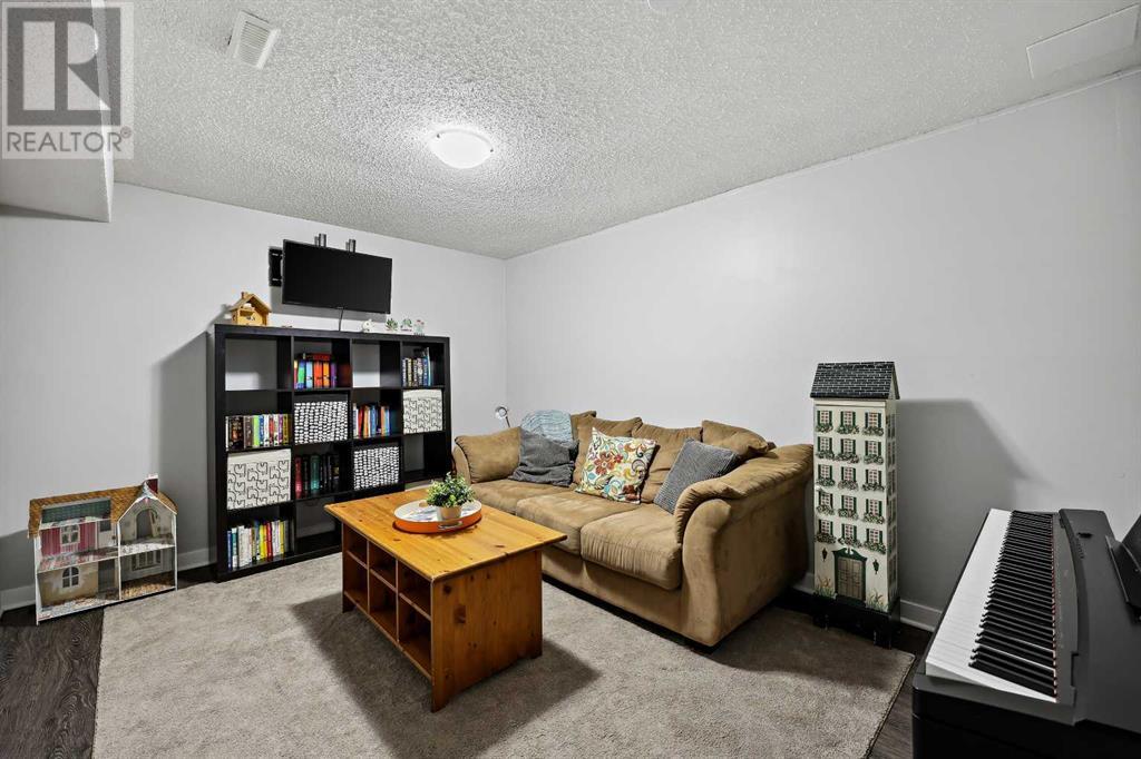 Single Family House for Sale in  Scenic Hill Close NW Scenic Acres Calgary 