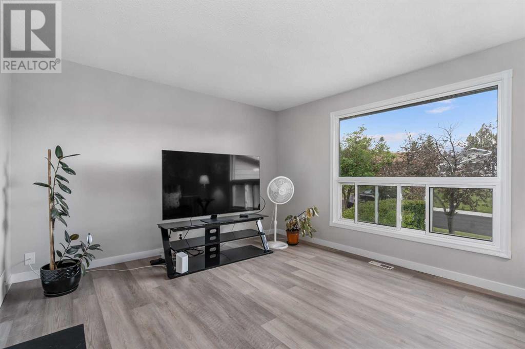 Single Family House Bi-level for Sale in  Bermuda Way NW Beddington Heights Calgary 