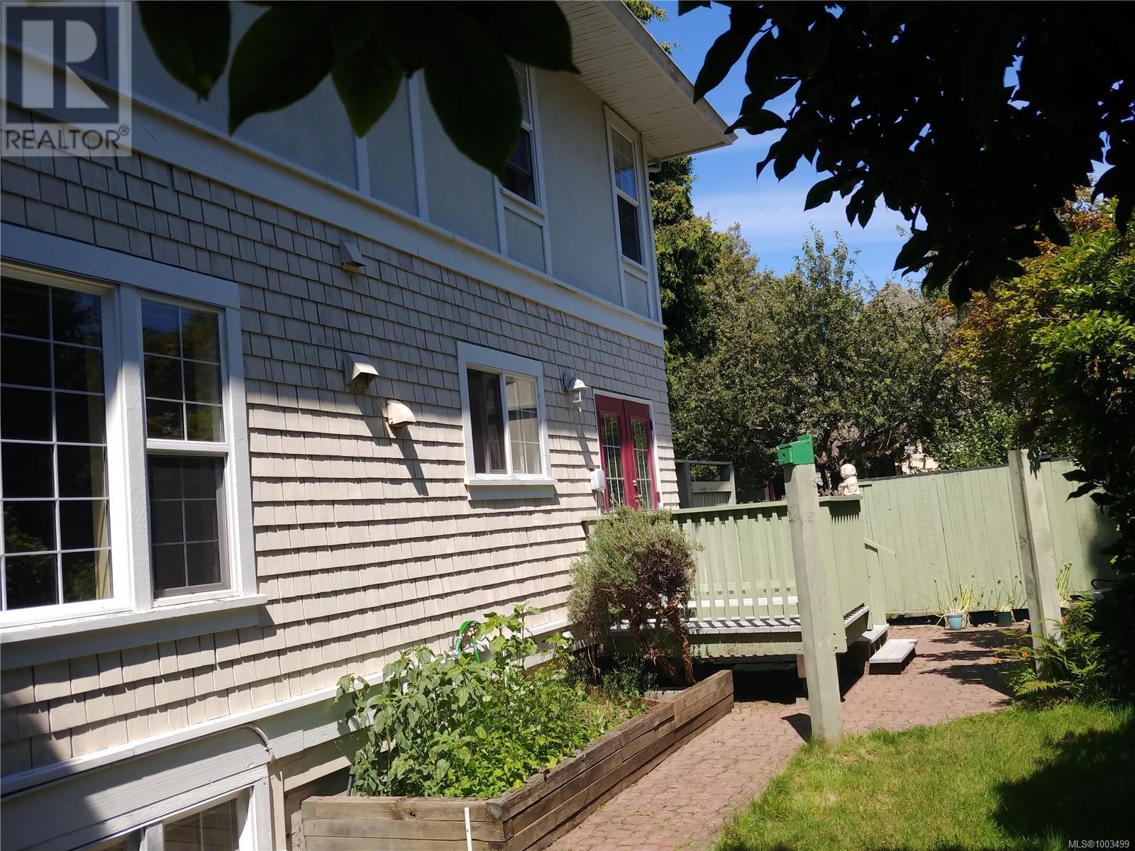 Single Family House for Sale in  St. Charles St Victoria 