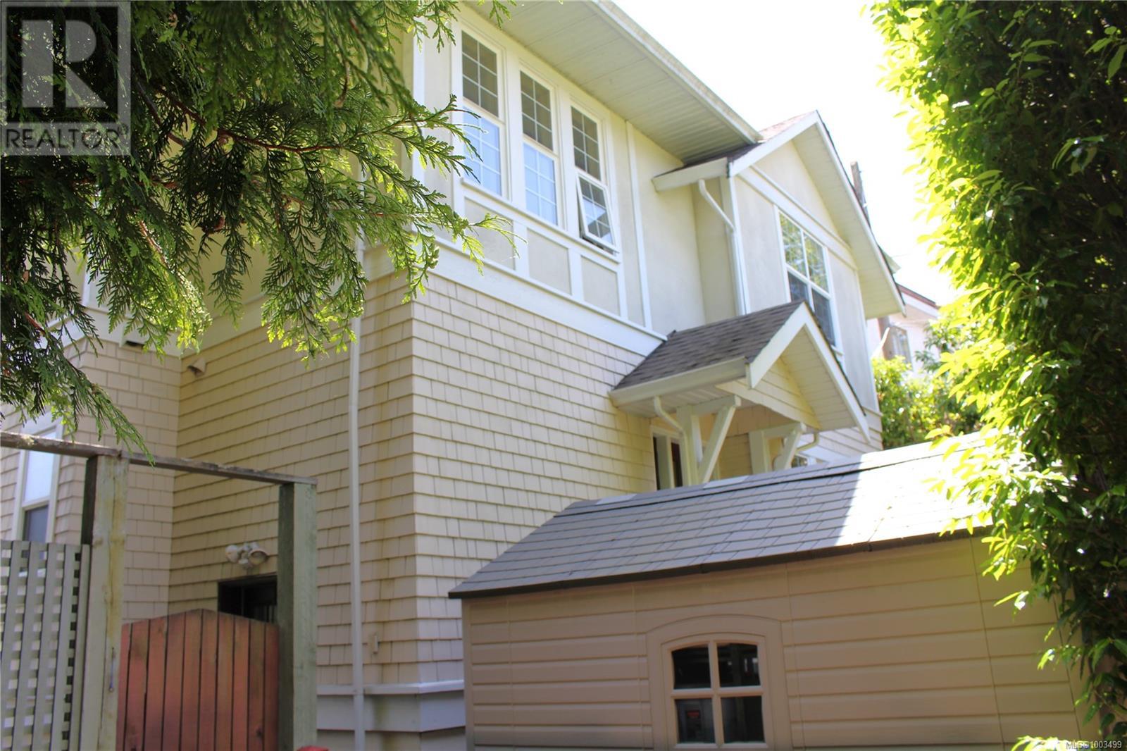 Single Family House for Sale in  St. Charles St Victoria 