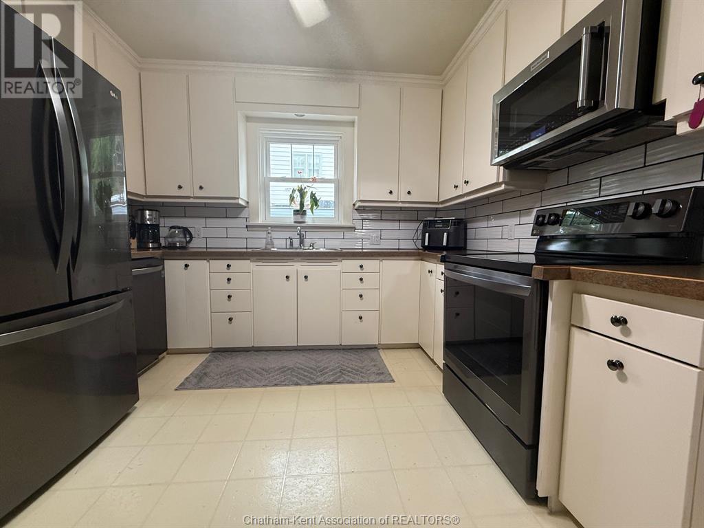Photo 10 of 913 North Street, Dresden ON