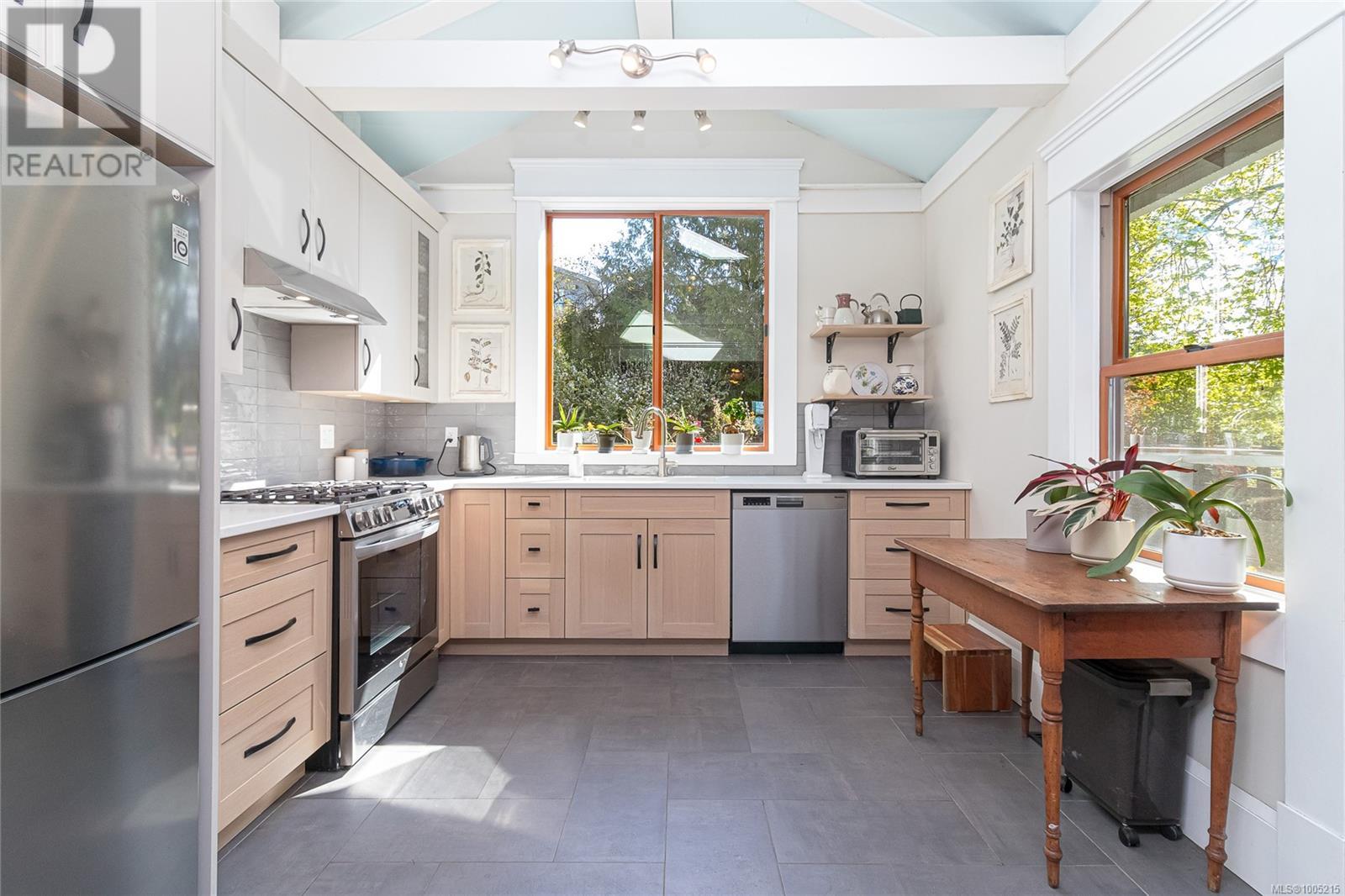 Single Family House Character for Sale in  Prior St Victoria 