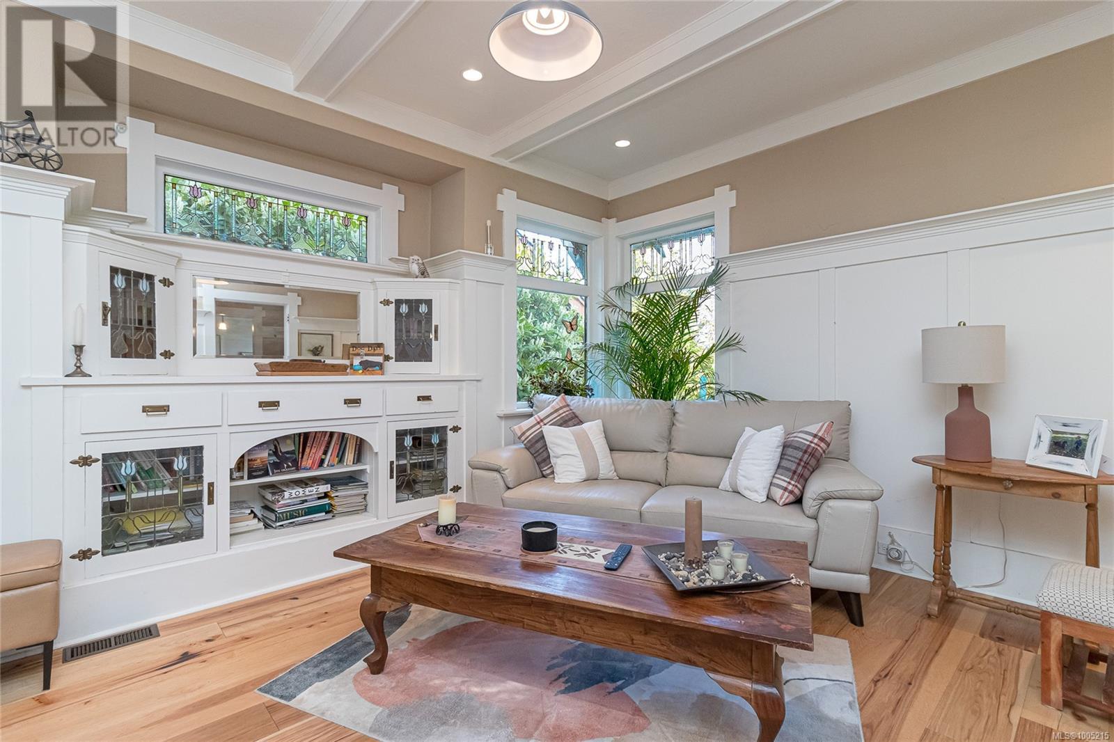 Single Family House Character for Sale in  Prior St Victoria 