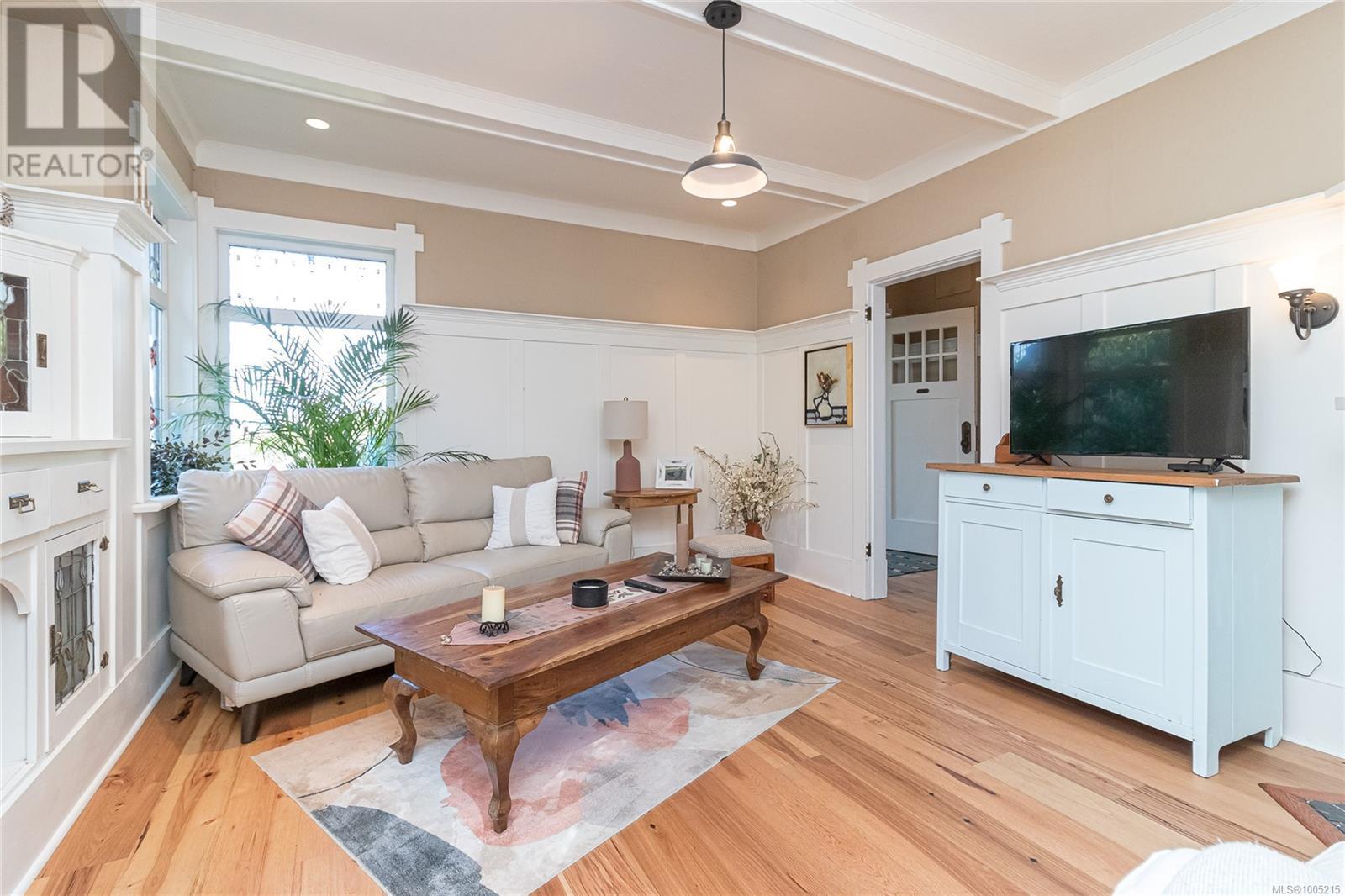 Single Family House Character for Sale in  Prior St Victoria 