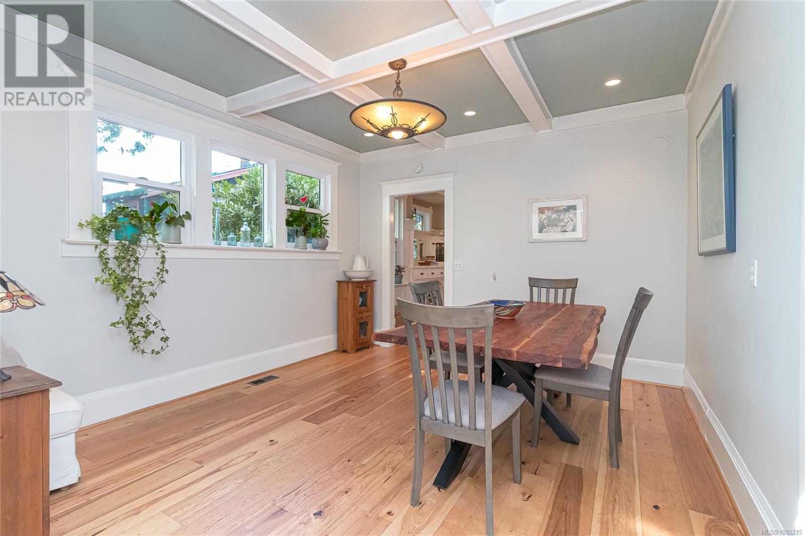 Single Family House Character for Sale in  Prior St Victoria 