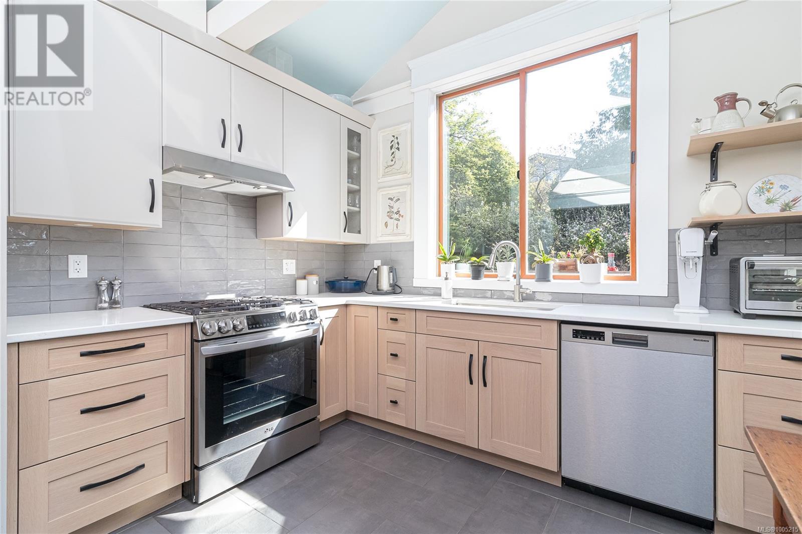 Single Family House Character for Sale in  Prior St Victoria 