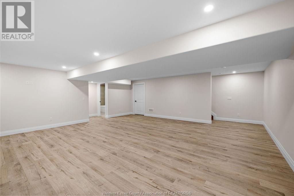 Photo 32 of 7598 Silverleaf Lane, Lasalle ON