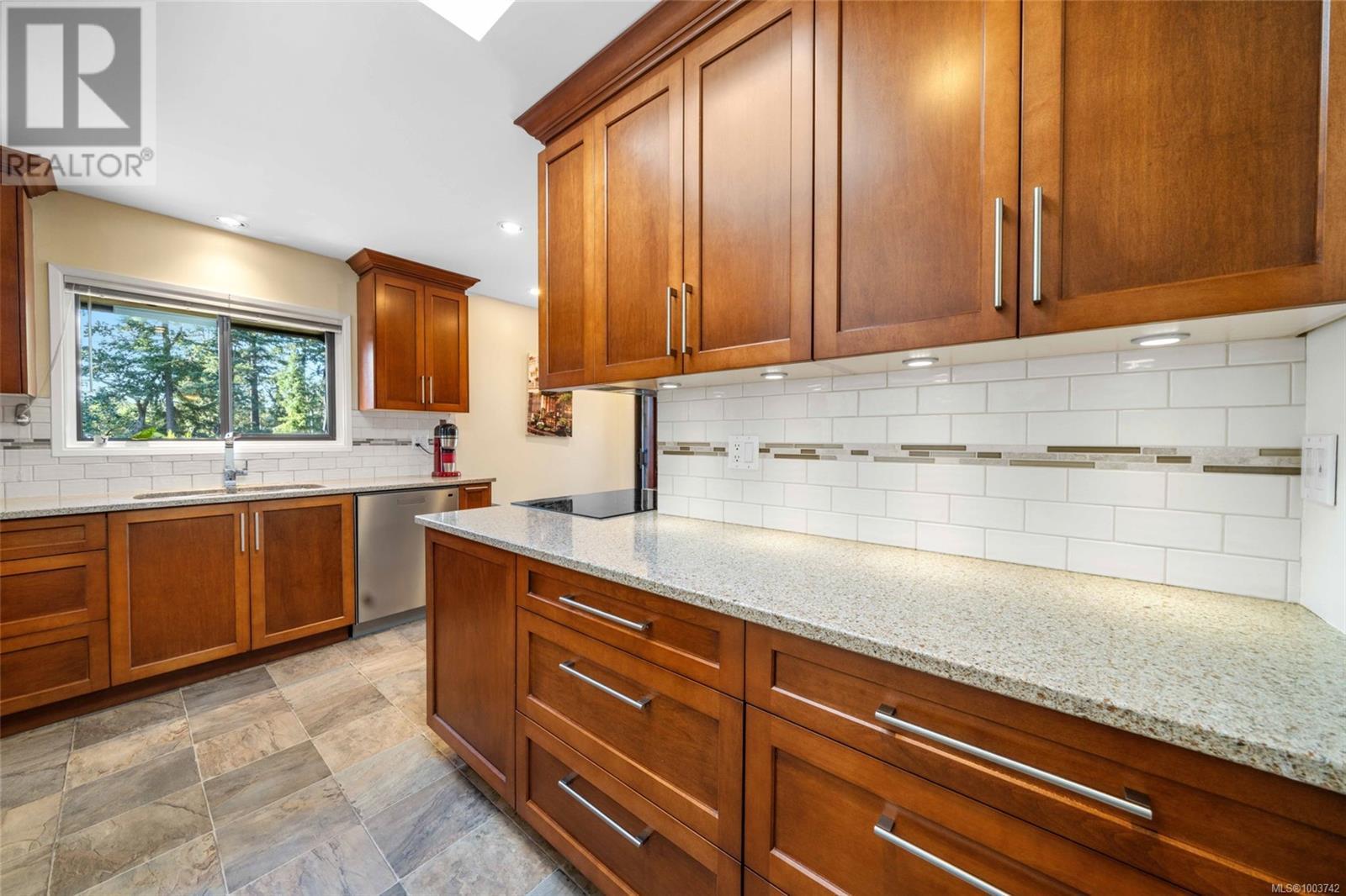 Photo 6 of 994 Landeen Pl, Saanich BC