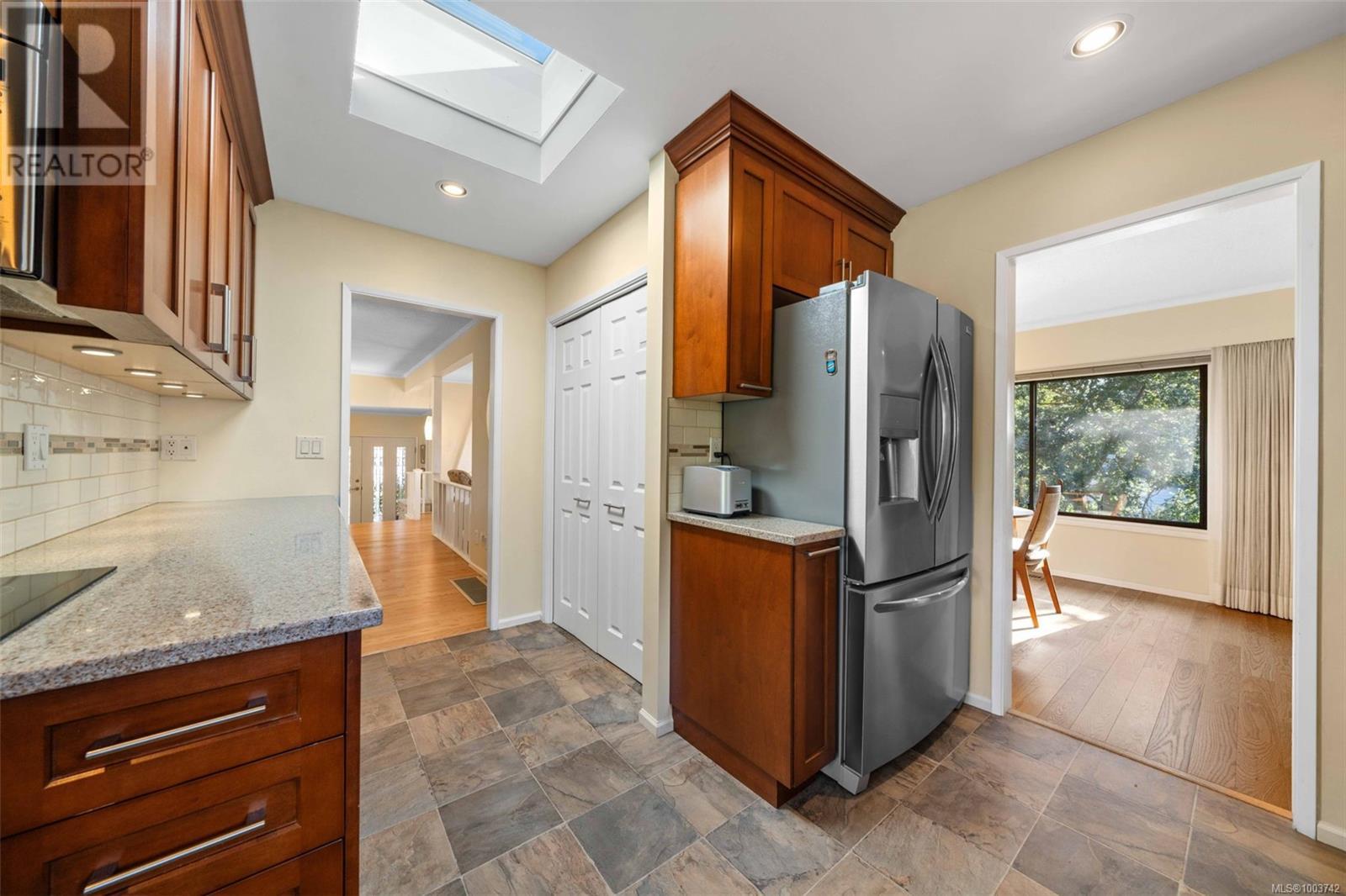 Photo 10 of 994 Landeen Pl, Saanich BC