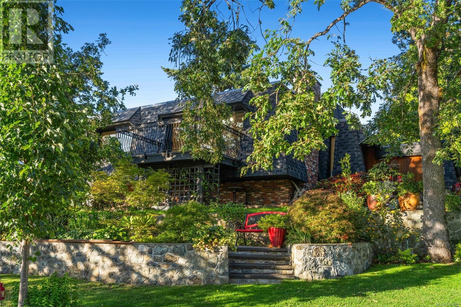 Photo 2 of 994 Landeen Pl, Saanich BC