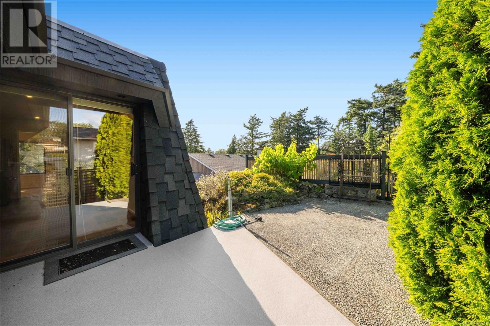 Photo 21 of 994 Landeen Pl, Saanich BC