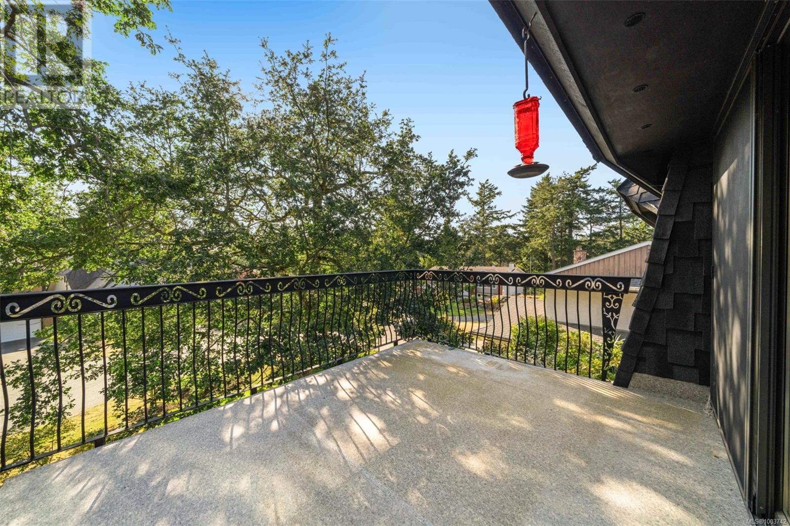 Photo 23 of 994 Landeen Pl, Saanich BC