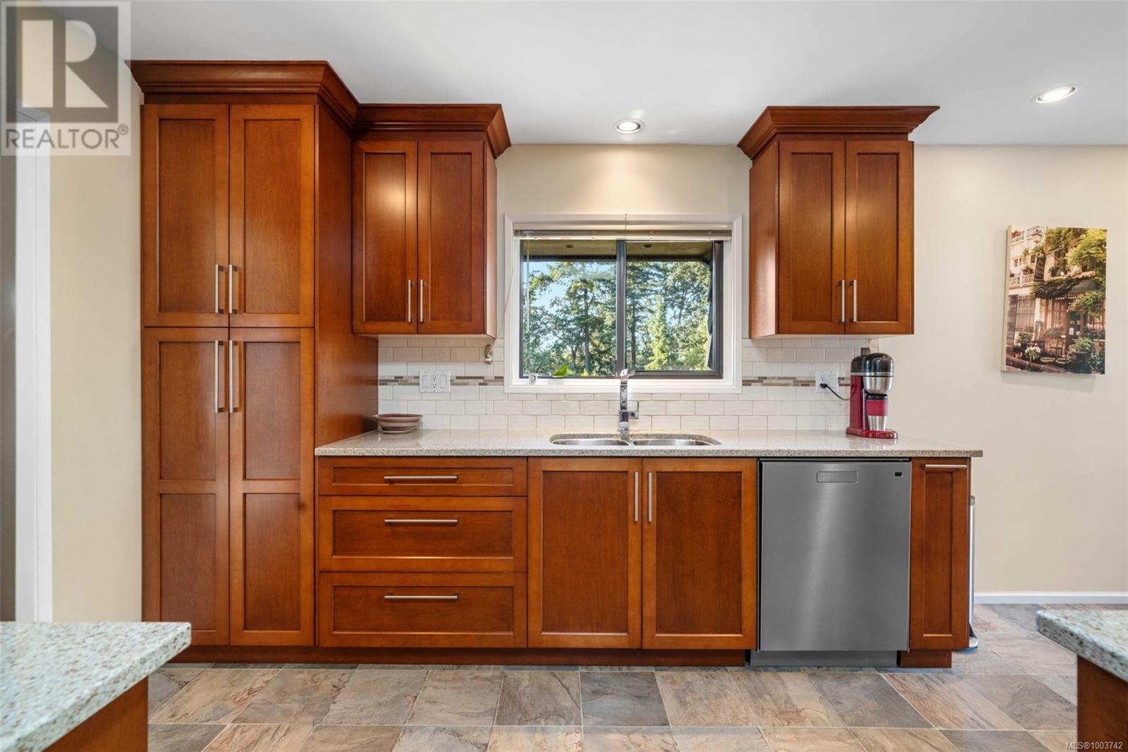 Photo 7 of 994 Landeen Pl, Saanich BC