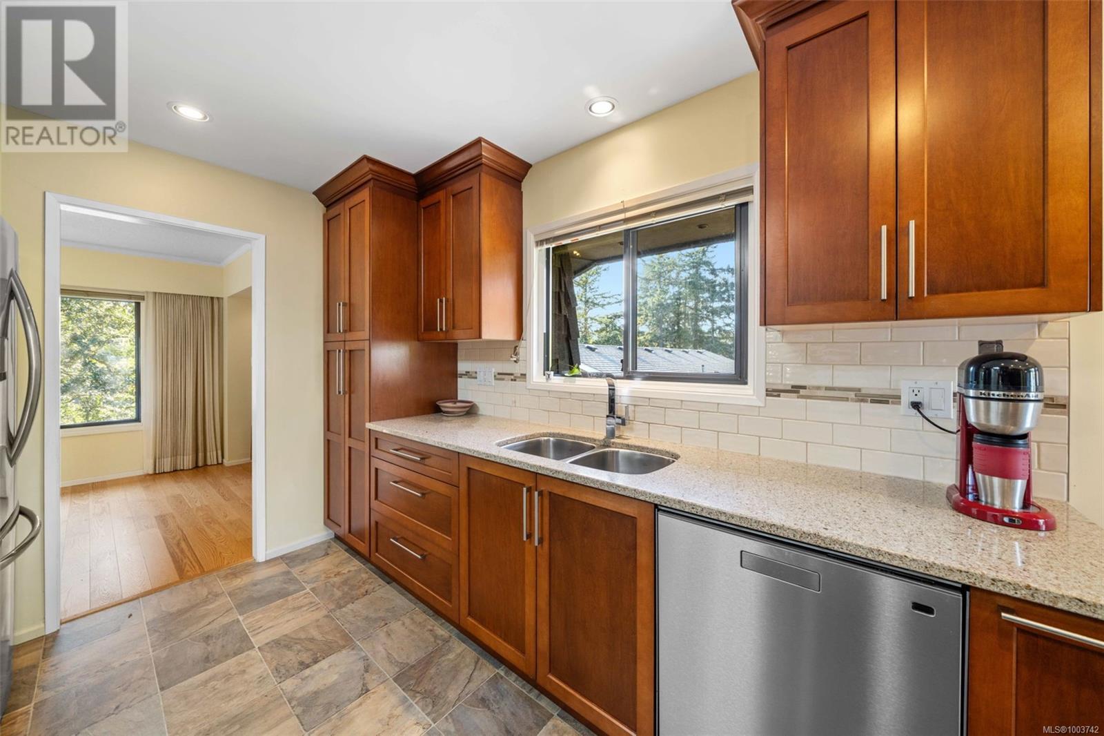 Photo 9 of 994 Landeen Pl, Saanich BC