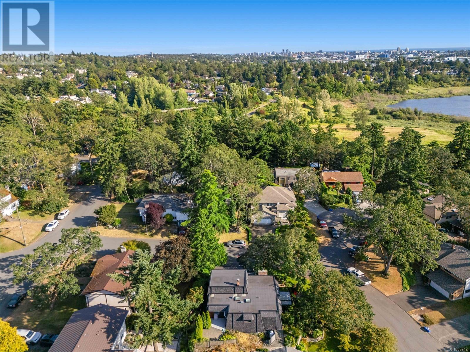 Photo 33 of 994 Landeen Pl, Saanich BC