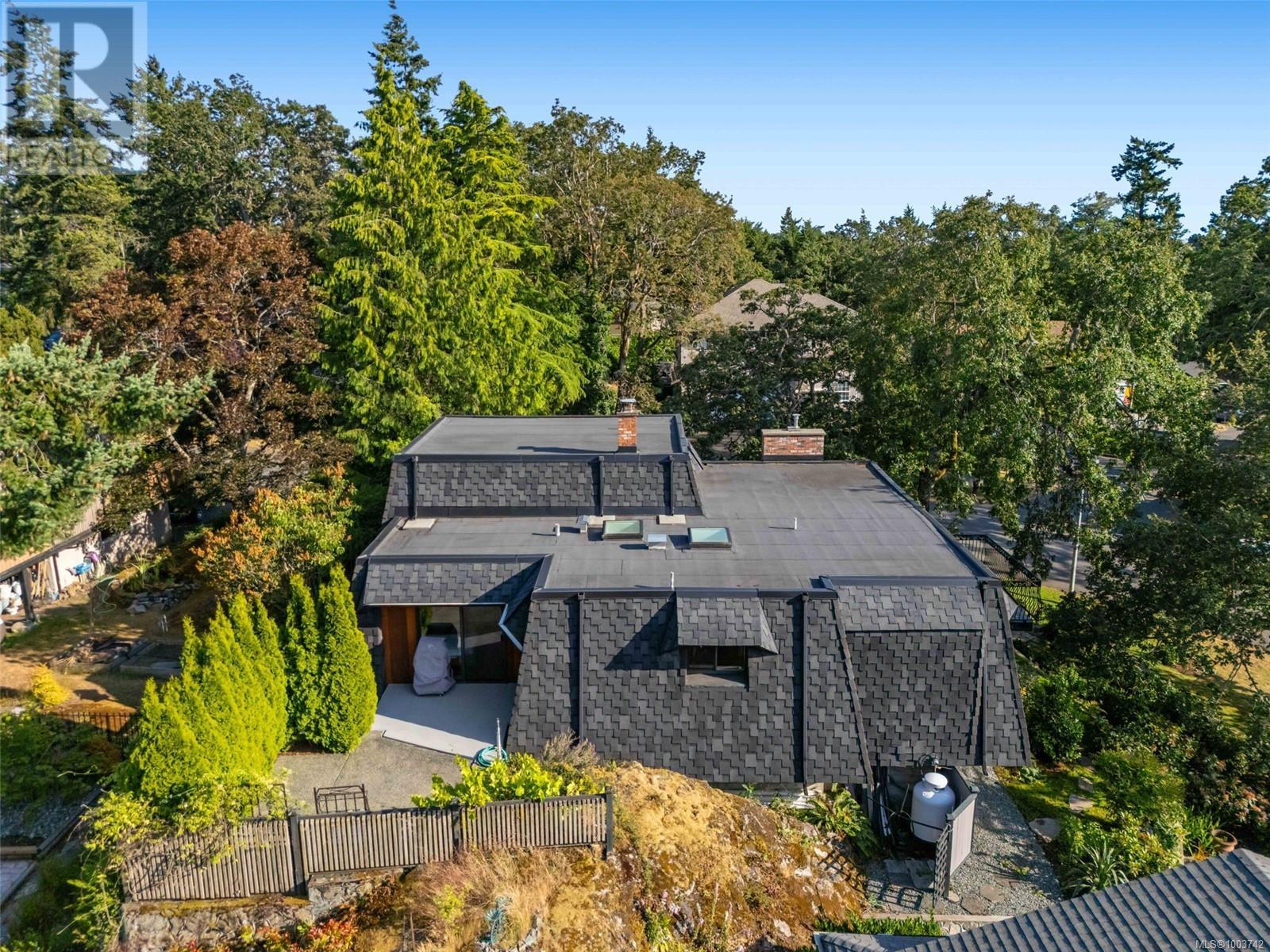 Photo 35 of 994 Landeen Pl, Saanich BC