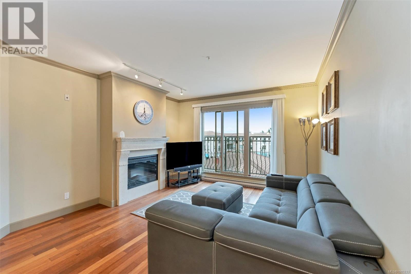 Photo 2 of 318 1620 Mckenzie Ave, Saanich BC