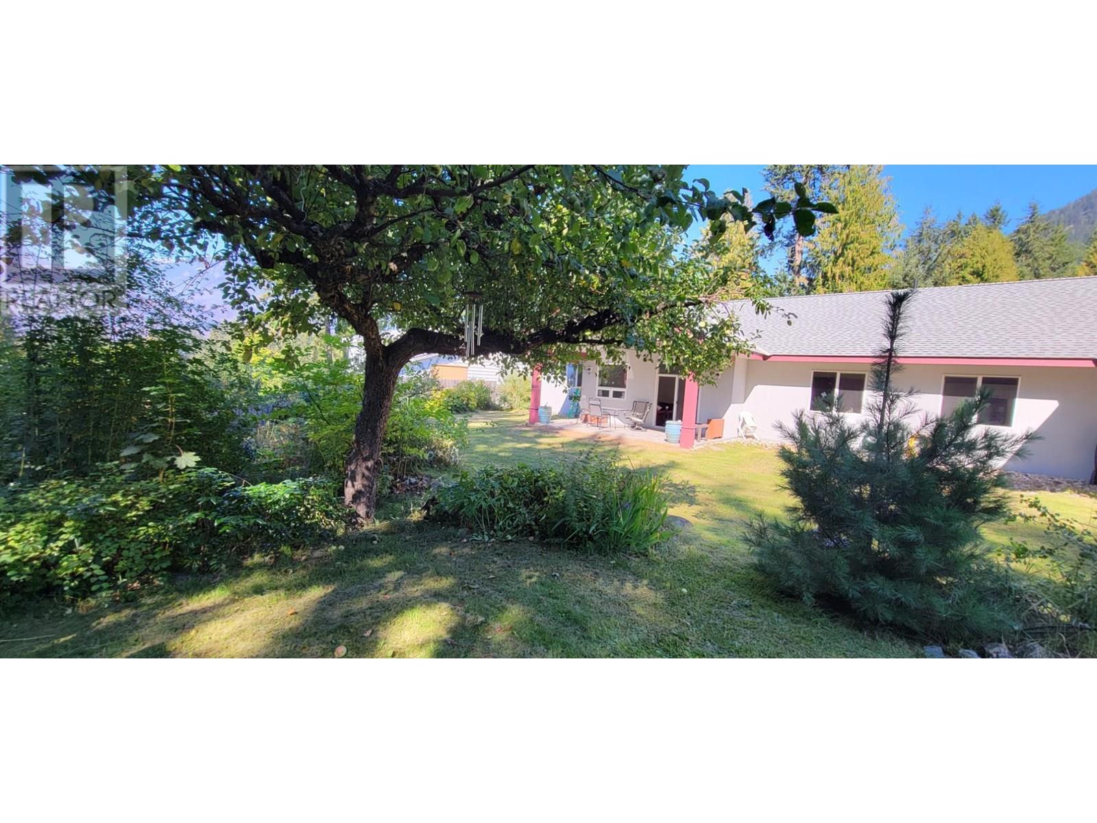 Photo 15 of 515 9th Avenue, New Denver BC
