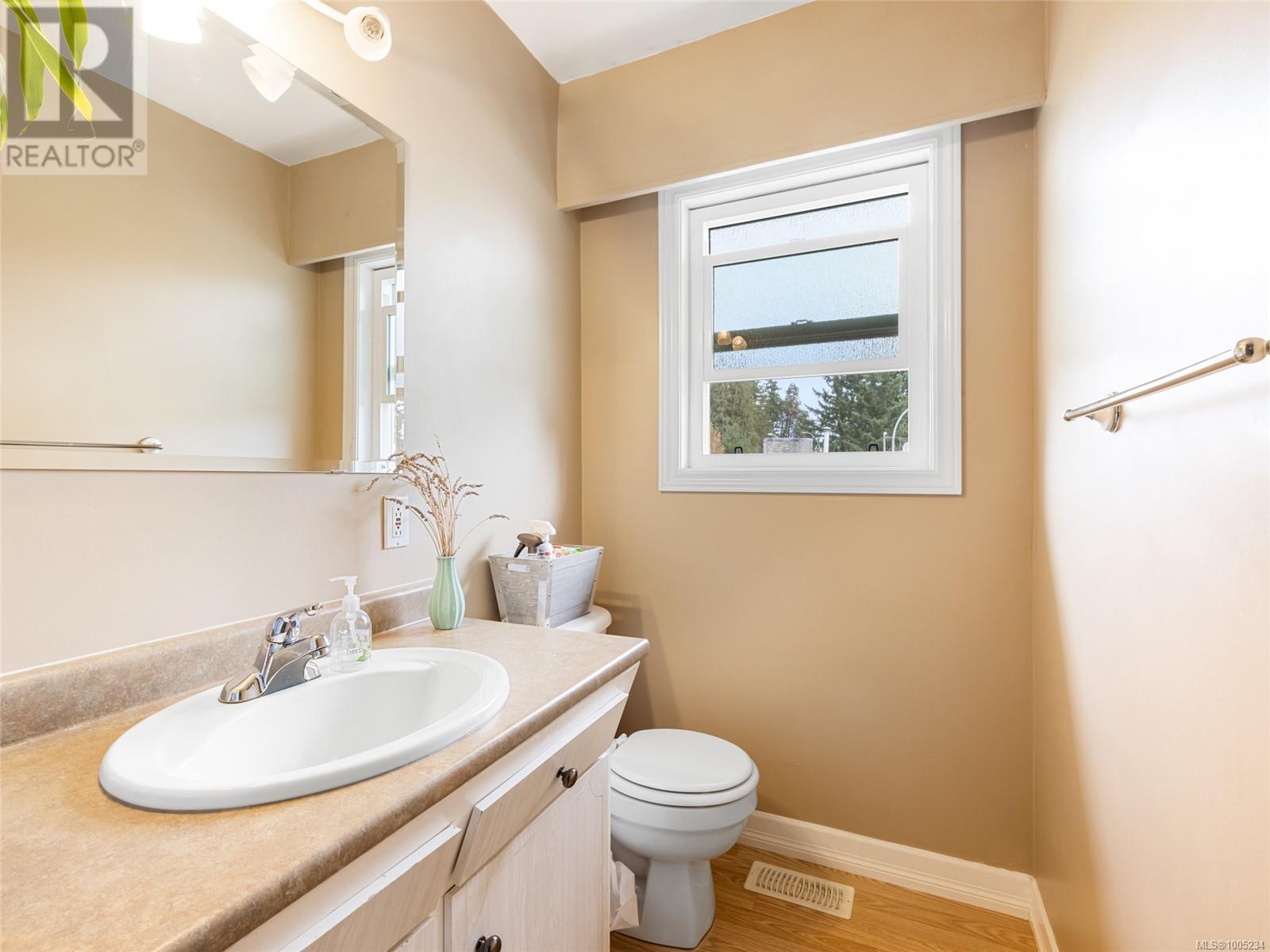 Photo 4 of 6080 Hammond Bay Rd, Nanaimo BC
