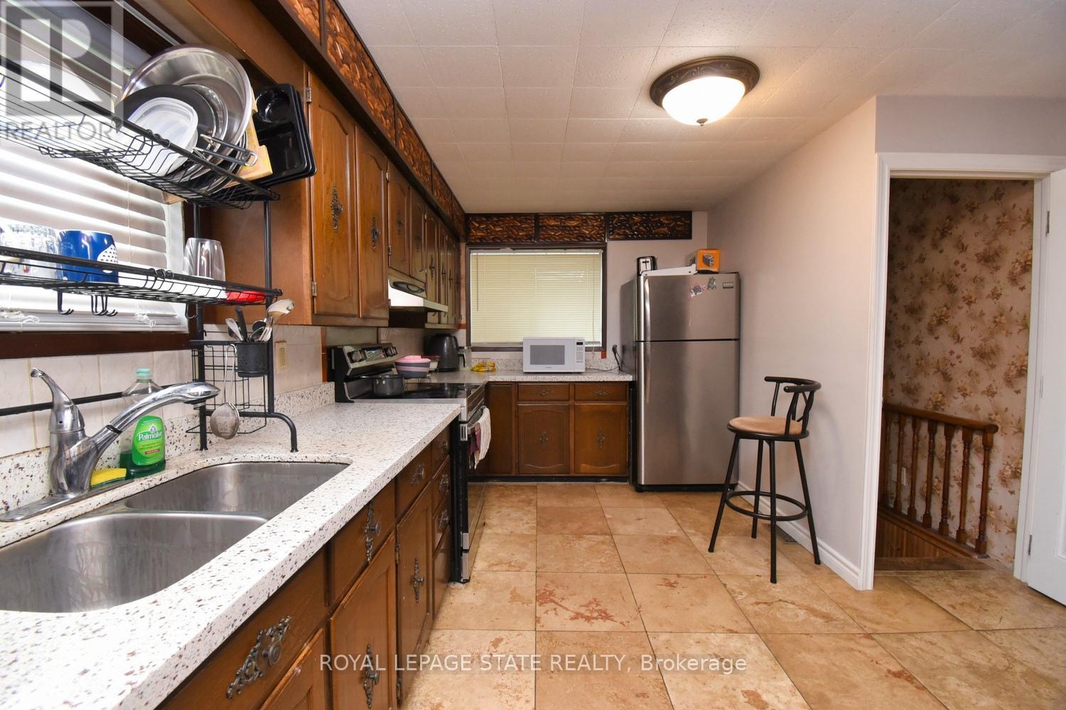 Photo 5 of 205 Ivon Avenue, Hamilton ON