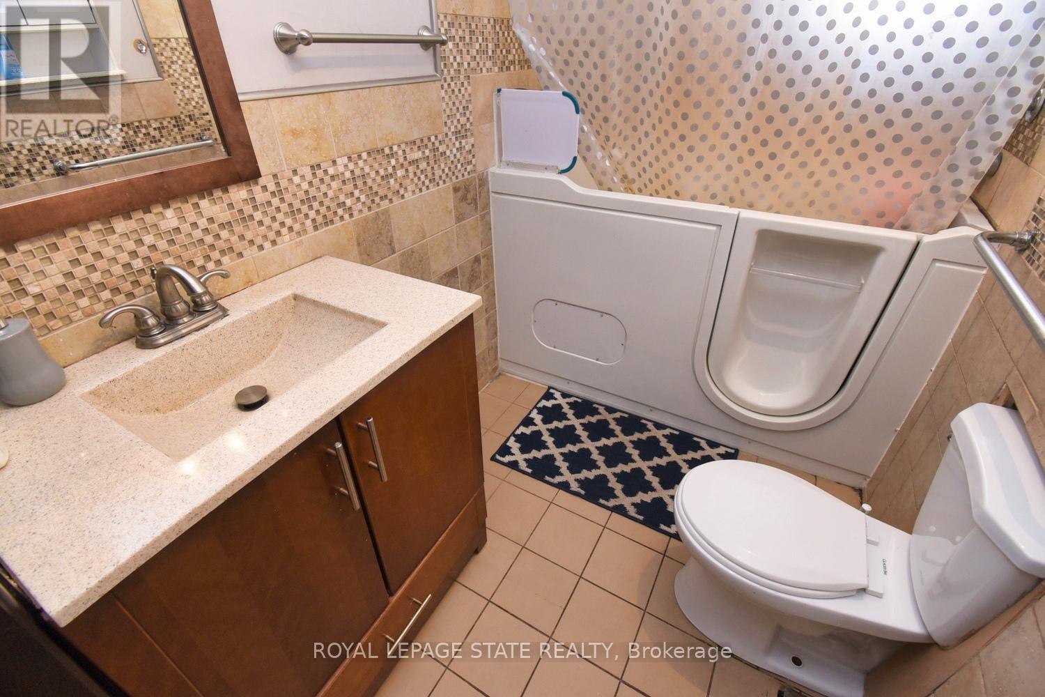 Photo 10 of 205 Ivon Avenue, Hamilton ON