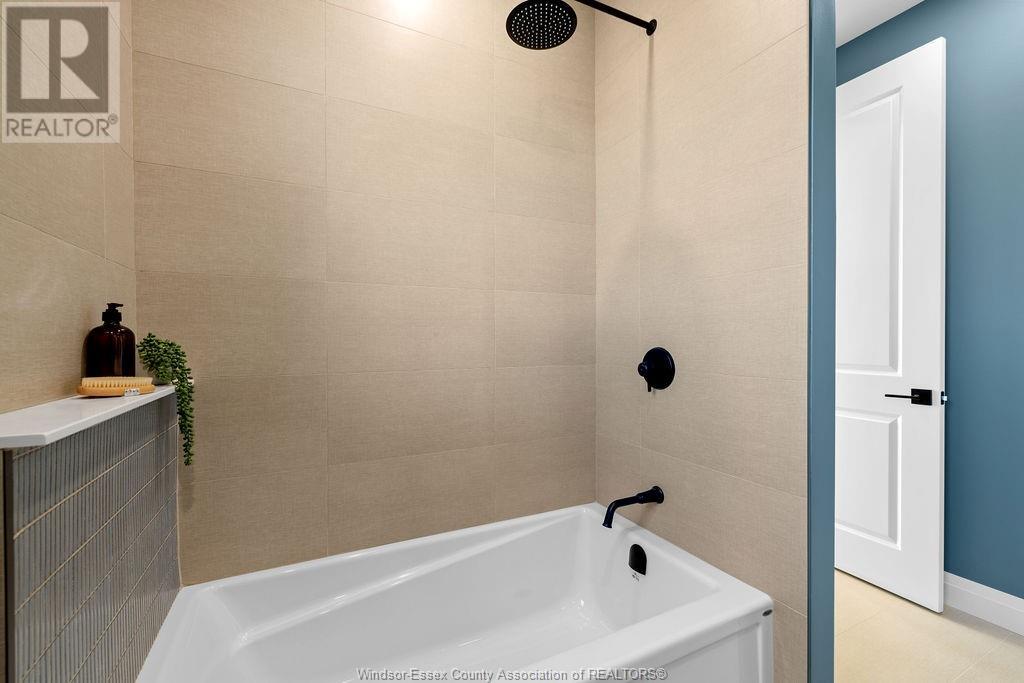 Photo 8 of 7578 Silverleaf Lane, Lasalle ON
