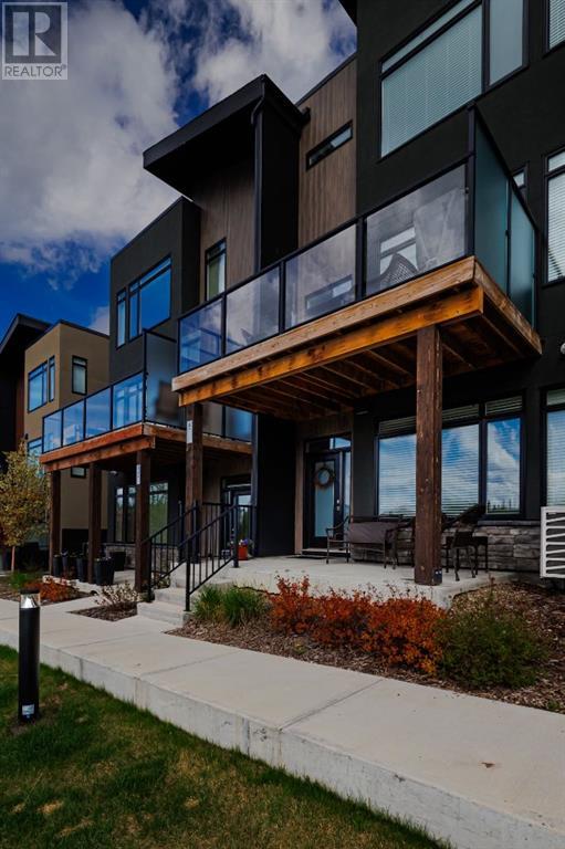 Single Family House for Sale in  Royal Elm Green NW Royal Oak Calgary 