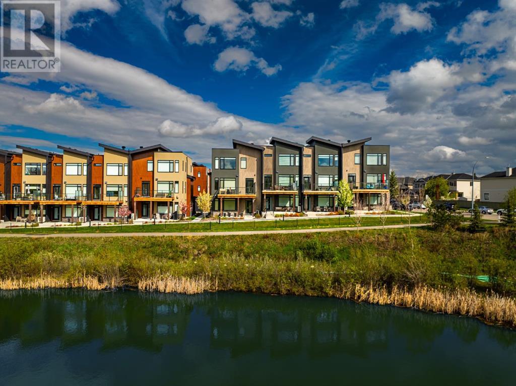 Single Family House for Sale in  Royal Elm Green NW Royal Oak Calgary 