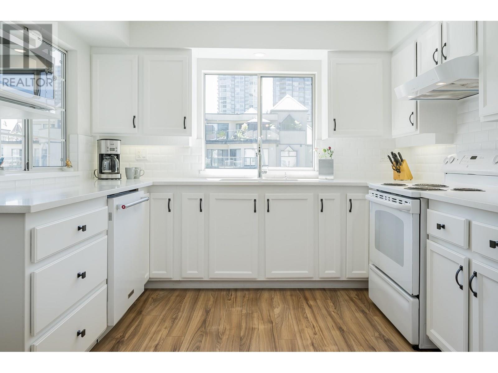 Photo 5 of 301 2963 Burlington Drive, Coquitlam BC