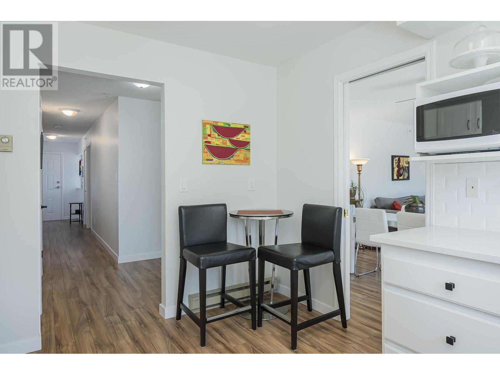 Photo 8 of 301 2963 Burlington Drive, Coquitlam BC