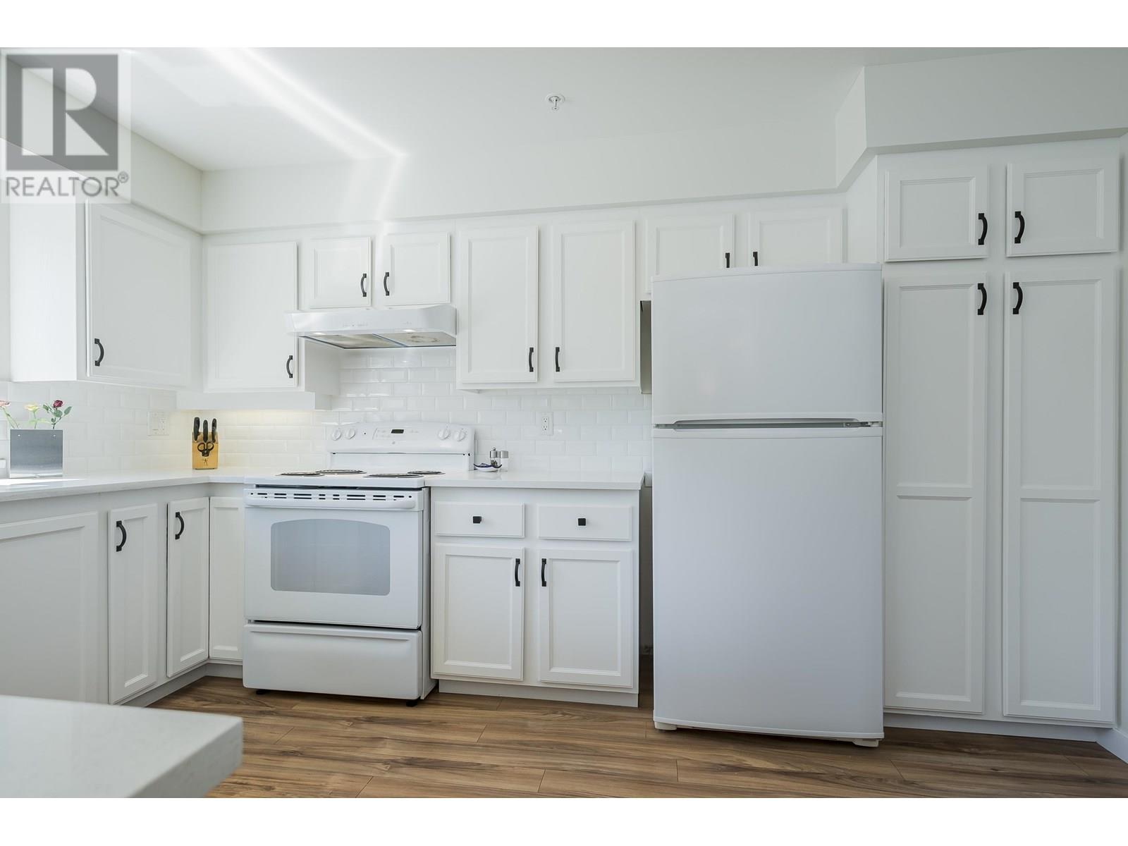 Photo 6 of 301 2963 Burlington Drive, Coquitlam BC