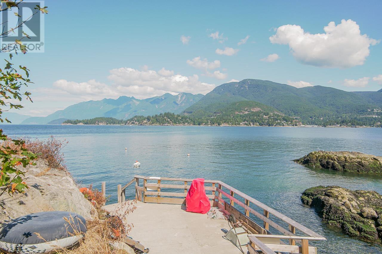 16 PASSAGE ISLAND, West Vancouver